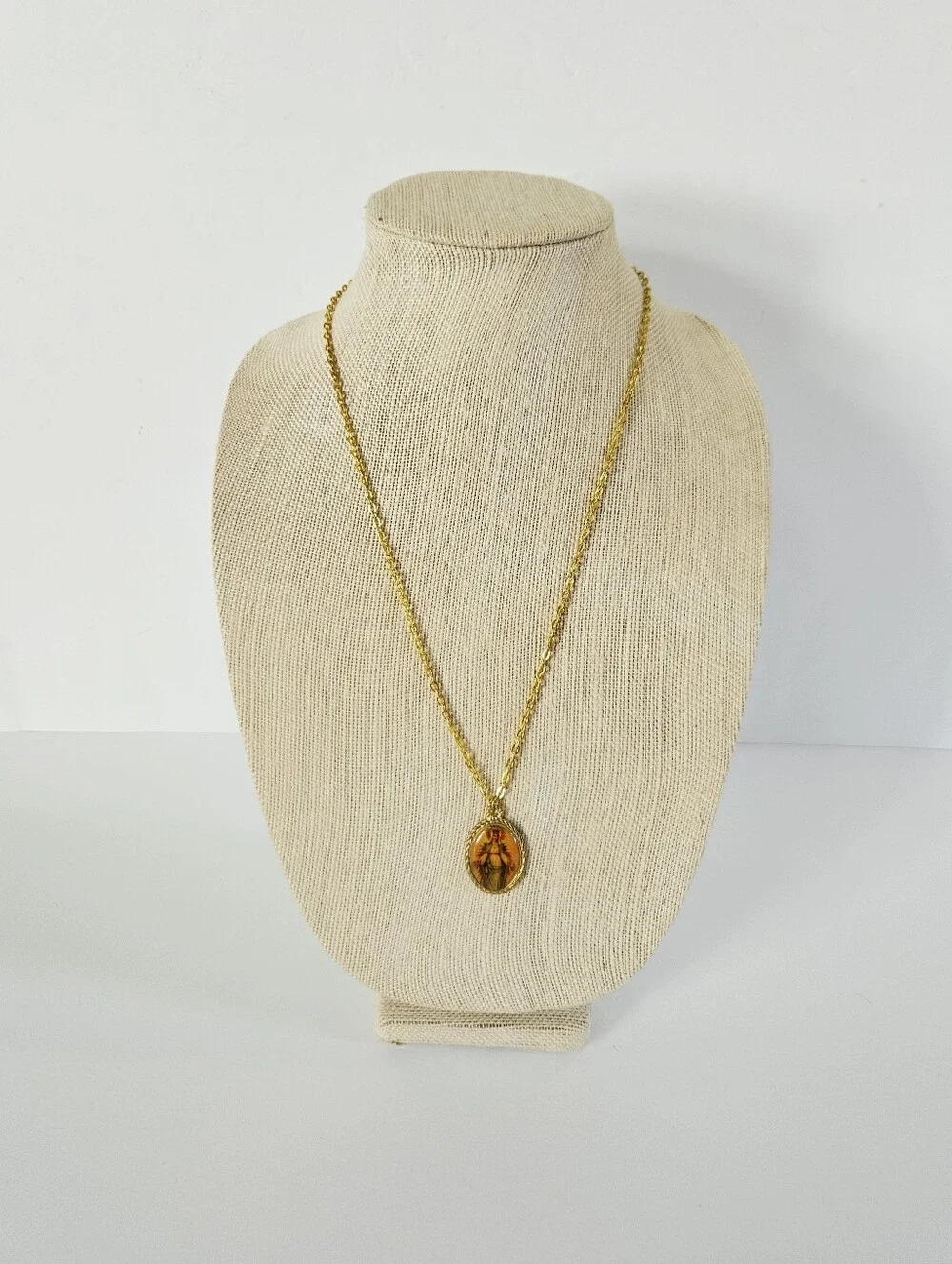 Vintage Virgin Mary Gold Tone Religious Prayer Medal Pendant Chain Necklace